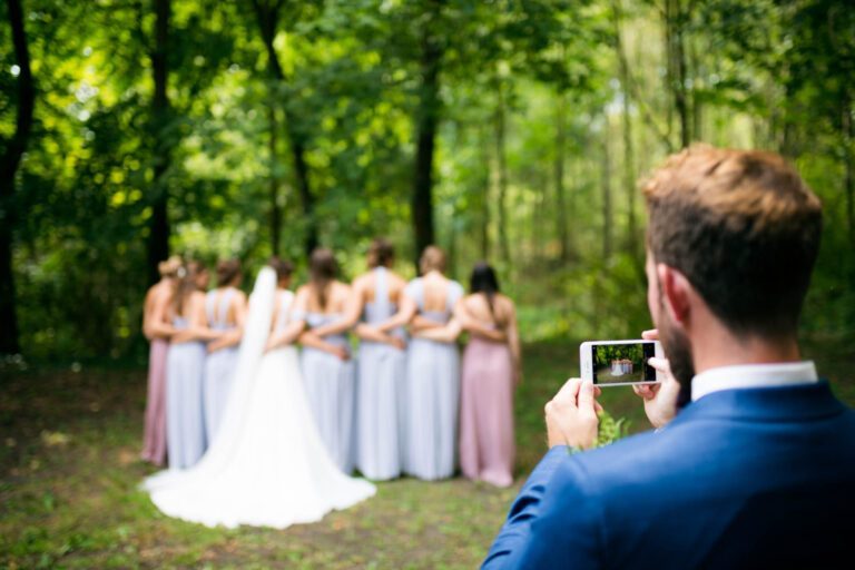 Der Trauzeuge fotografiert die Braut mit ihren Bridesmaids und Trauzeugin.