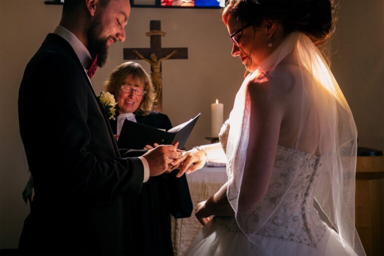Trauung und Ringtausch der Hochzeit in der evangelischen Kirche in Wiesenbach