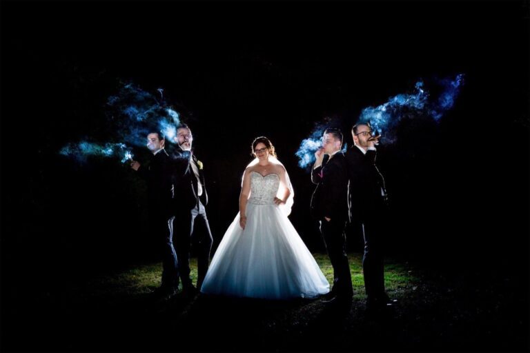 Hochzeit Gruppenfotos mit Zigarre im Gegenlicht