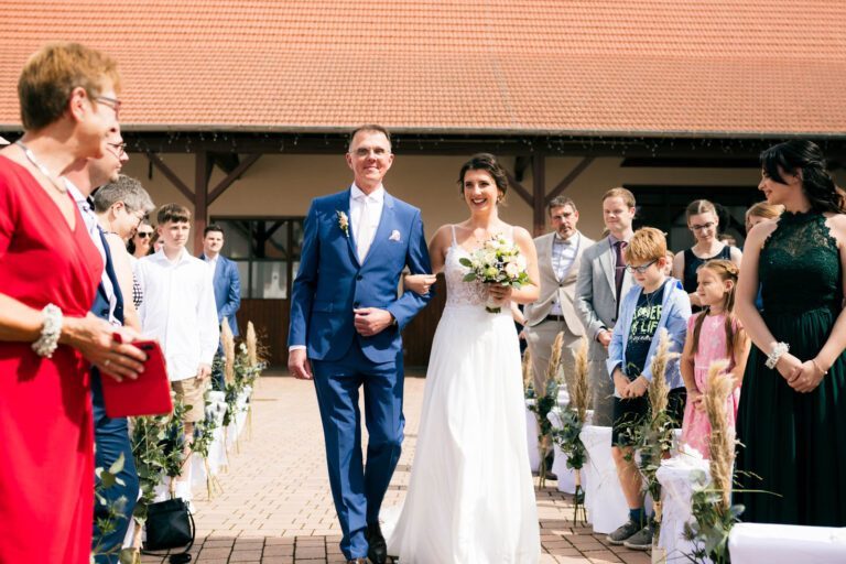 Strahlende Braut im Hofgut Klostereck: Die Freie Trauung im Innenhof wird zum Symbol der Liebe.