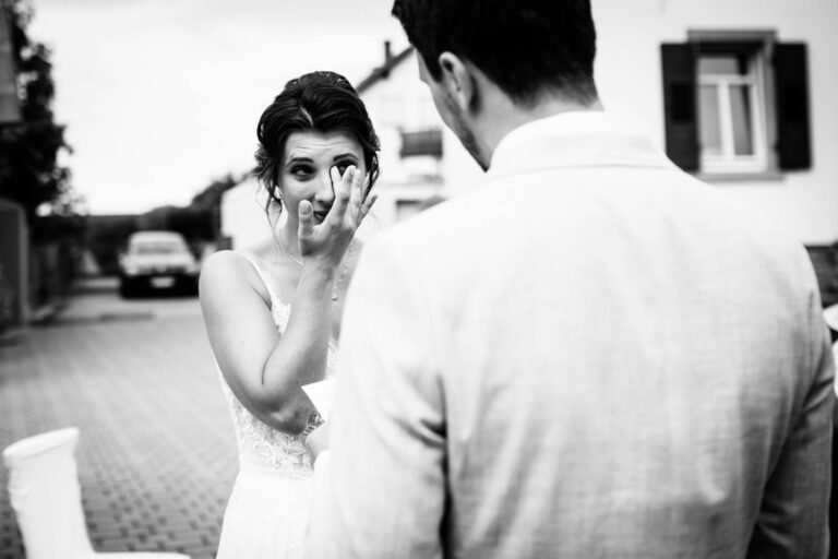 Die Braut ist emotional berührt vom Eheversprechen ihres Mannes