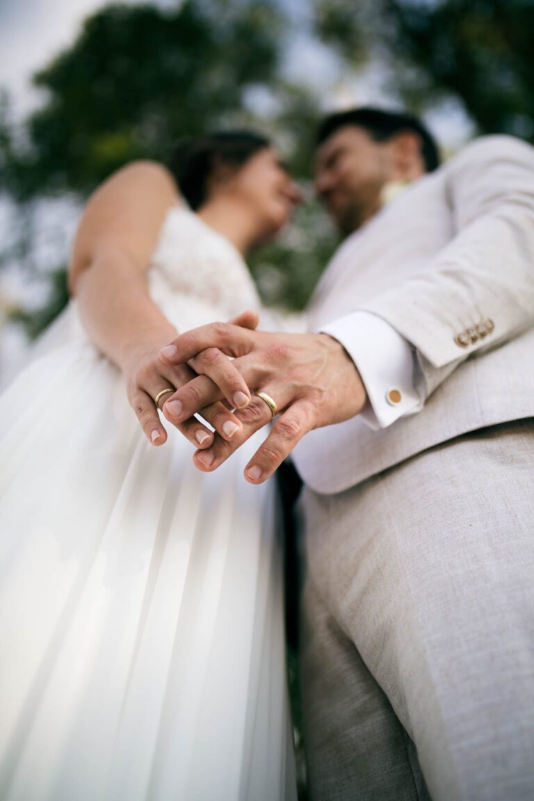 Detailfoto der Ringe beim Porträtshooting mit Braut und Bräutigam
