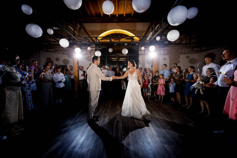 Strahlendes Brautpaar eröffnet den Tanz: Der Hofgut-Klostereck-Saal wird zur Tanzfläche der Liebe.