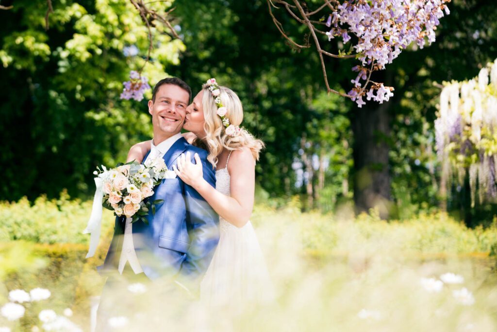 Romantisches Brautpaarshooting im bezaubernden Rosarium – Liebe im Blütenmeer.