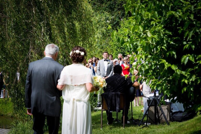 Freie Trauung auf dem Hofgut Hohenstein, Trauzeremonie mit freiem Redner am See auf dem Steg in der Kulisse des Odenwalds