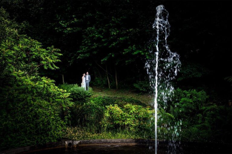 Brautpaarporträts in grüner Kulisse des Hofgut Hohensteins im Odenwald