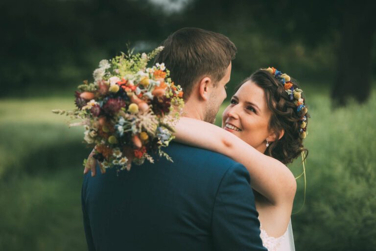 Magischer Ort für das Paarshooting der Hochzeit: Das Brautpaar im Berthold 57 in Kraichtal.