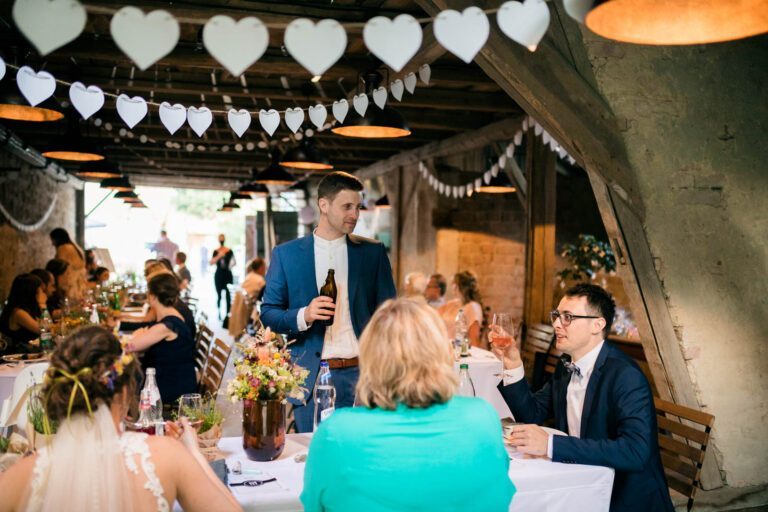 Liebevolle Momente der Hochzeit mit emotionalen Reden des Brautpaares im Berthold 57.