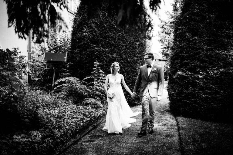 Magischer Augenblick: Das Brautpaar im romantischen Innenhof von Schloss Wachenheim.