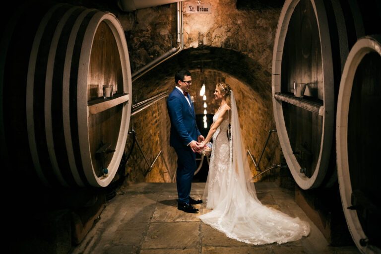 Brautpaarfotos im Weinkeller des Schloss Wachenheims.