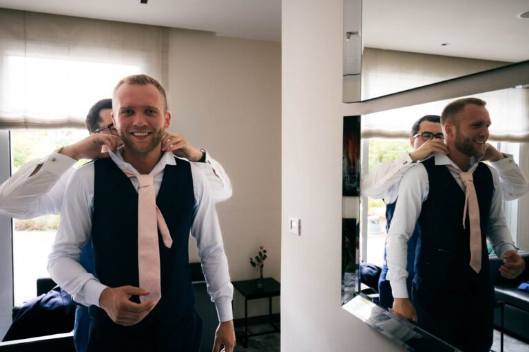 Lockerer Empfang des Bräutigams mit seinen Jungs im Hotel – ein entspannter Start der Hochzeit.