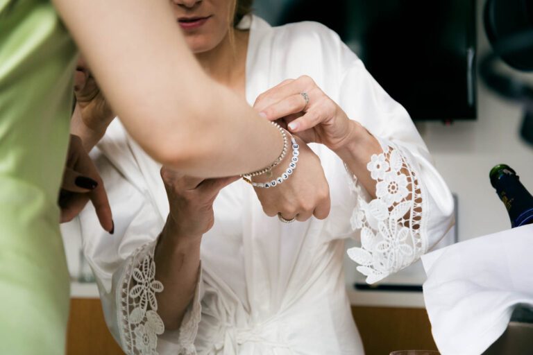 Zauberhaftes Styling der Braut im historischen Palais – ein unvergesslicher Moment.