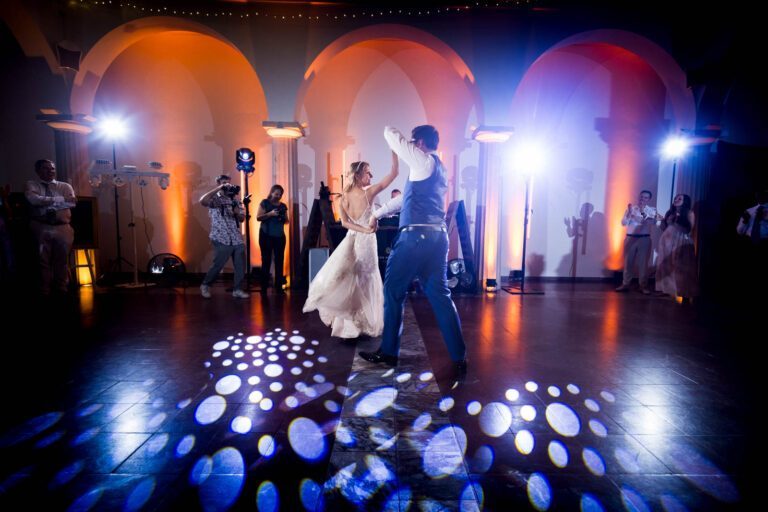 Einzigartiger Tanz: Das Brautpaar eröffnet die Hochzeitsparty im prachtvollen Schloss.