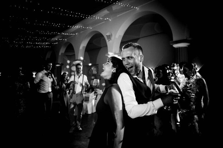 Tanzfreude pur: Die Hochzeitsgesellschaft tanzt ausgelassen im prachtvollen Palais.