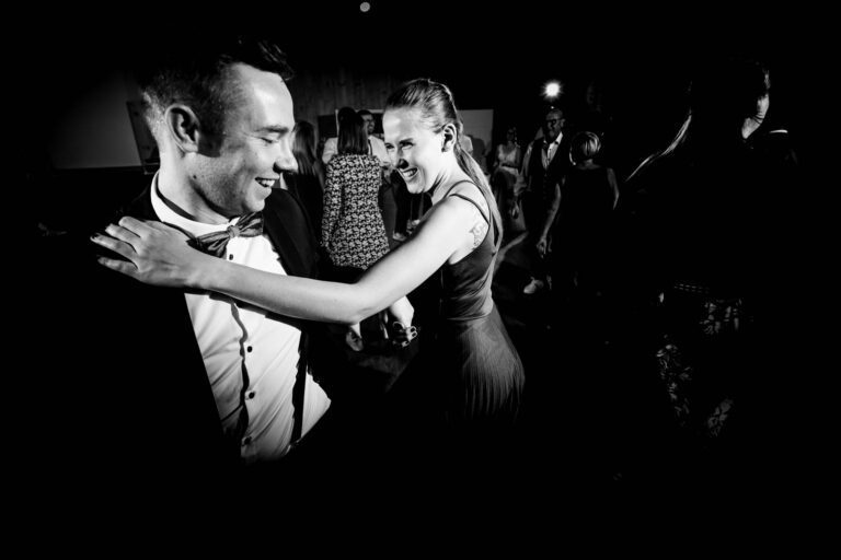 Fröhliche Feier: Gäste und Brautpaar feiern ausgelassen und fröhlich auf der Tanzfläche in der Tanzschule Taktgefühl.