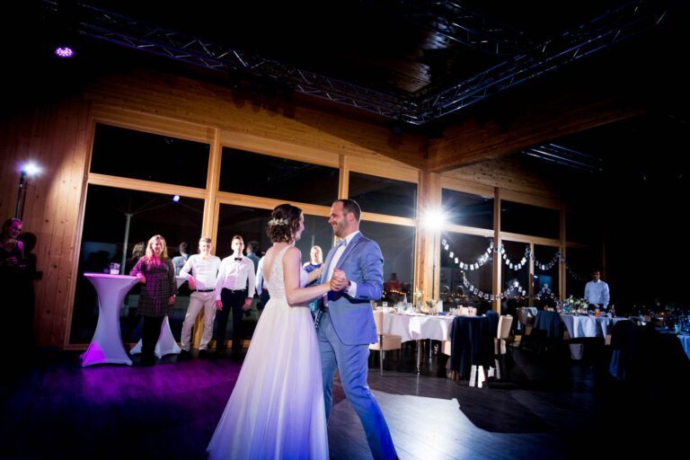 Der Brauttanz in der Tanzschule Taktgefühl symbolisiert die tanzende Verbindung zwischen Braut und Bräutigam.