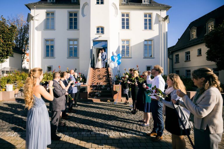 Fröhlicher Auszug: Das Brautpaar verlässt fröhlich das Standesamt in Usingen und schreitet voller Vorfreude zur Tanzschule Taktgefühl.