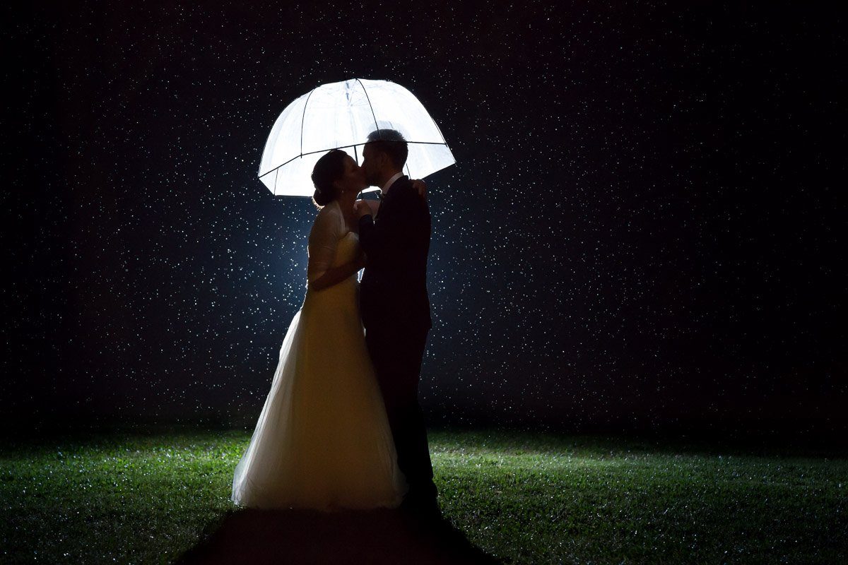Brautpaar im Regen bei Nacht