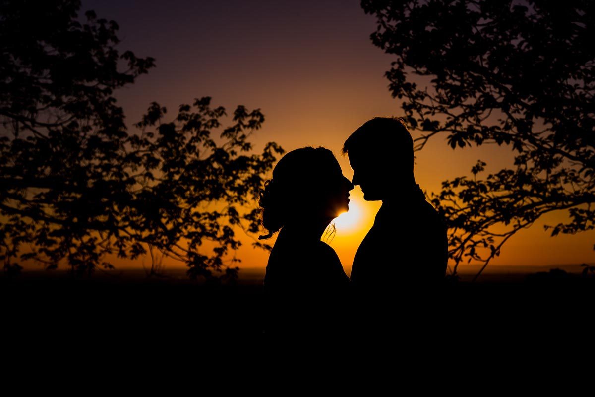 Ein Paar im Sonnenuntergang. Der Moment wurde von einem Hochzeitsfotograf in Bremen festgehalten
