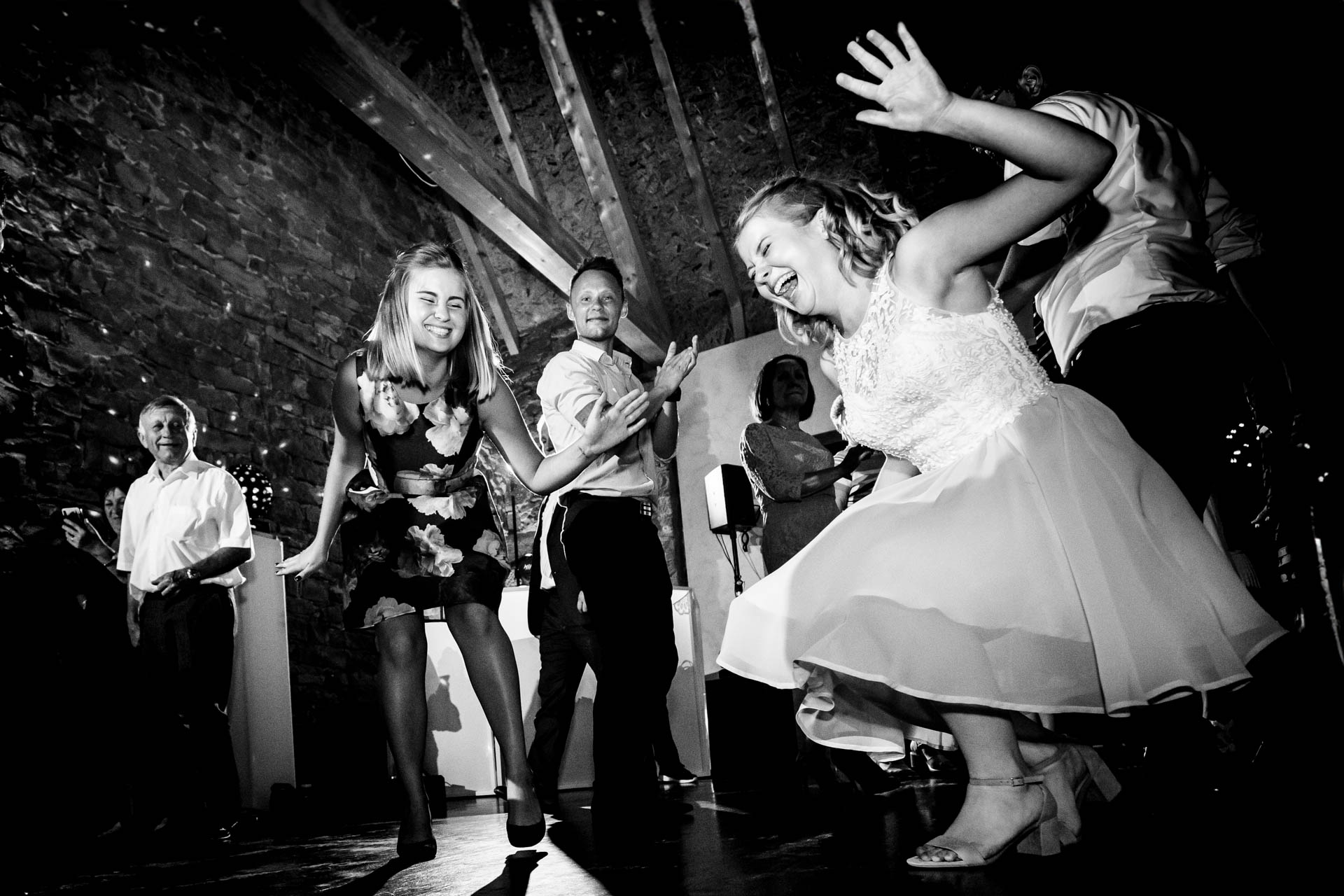 Ausgelassene Gäste feiern die Hochzeit ihrer Freunde und der Hochzeitsfotograf aus Hamburg macht dabei Bilder