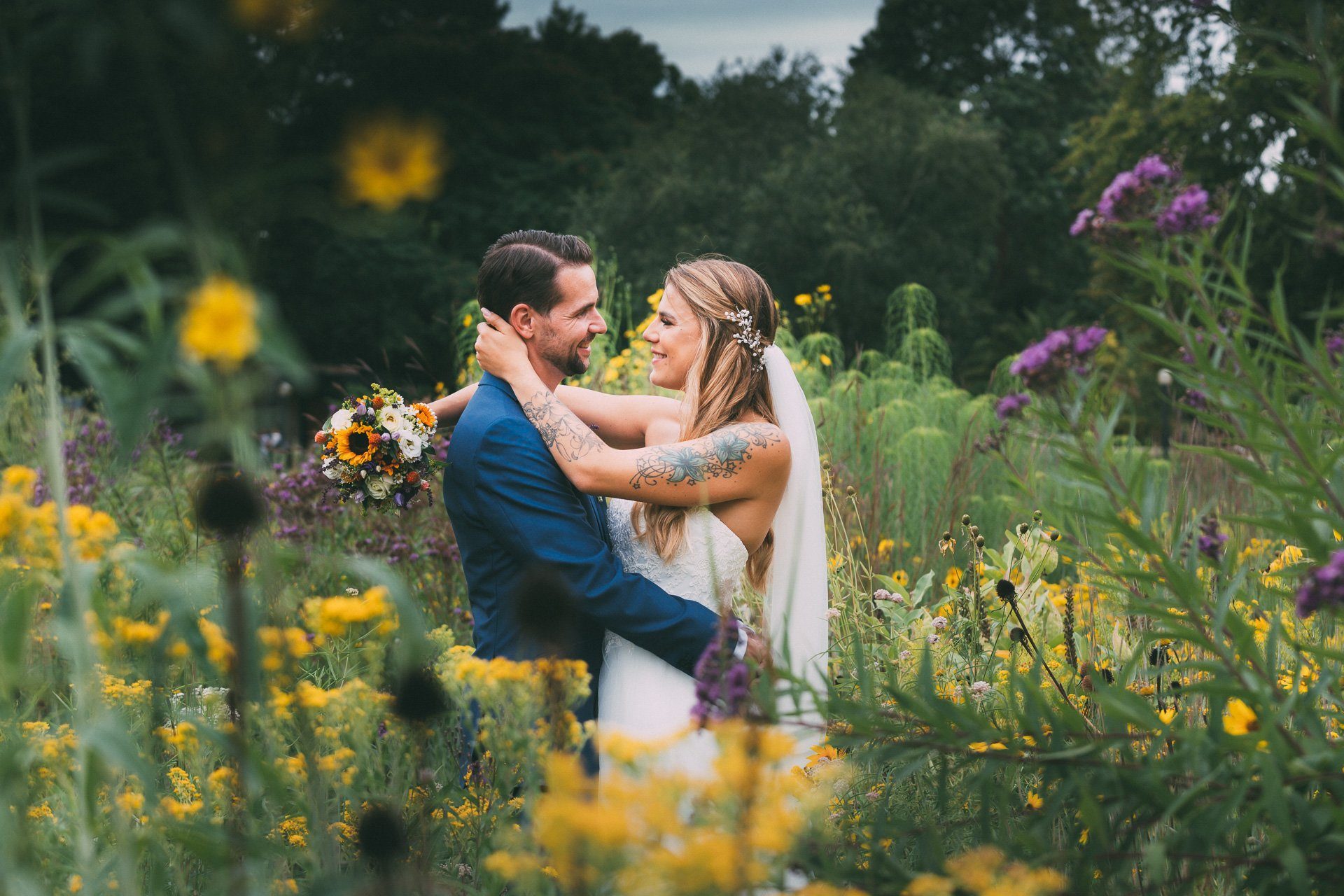 Eine Blumenwiese mit einem Brautpaar