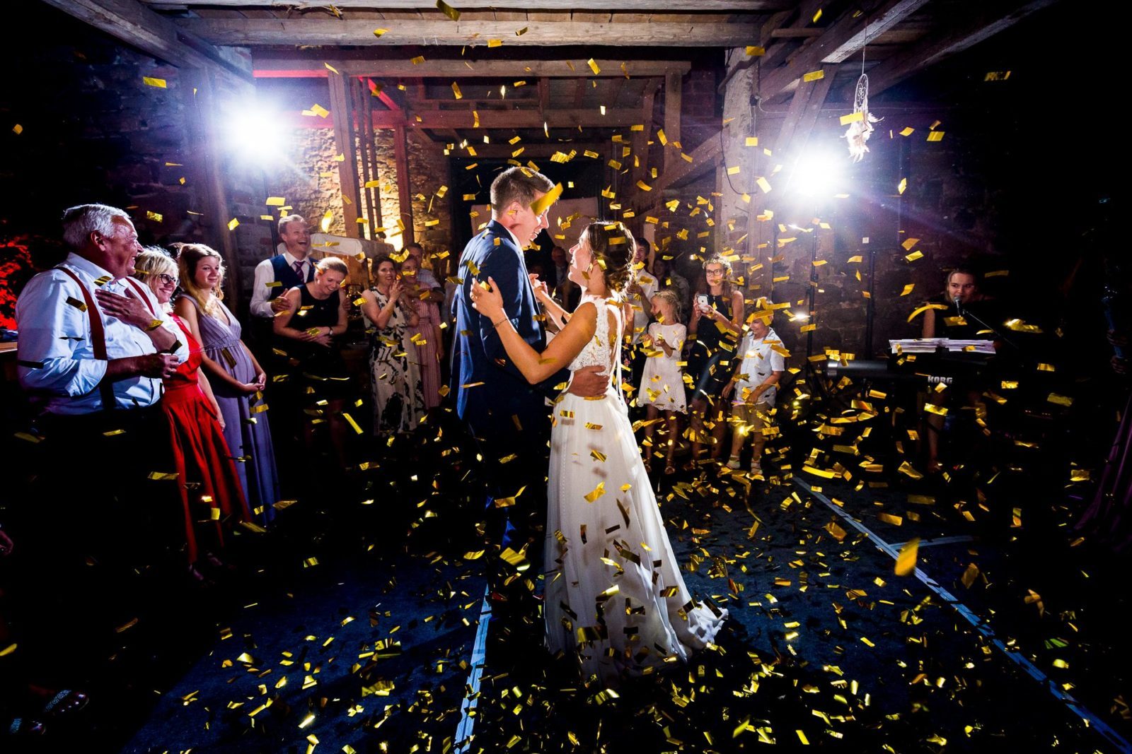 Hochzeitsfotograf Hannover. Brautpaar beim Tanz mit Konfetti
