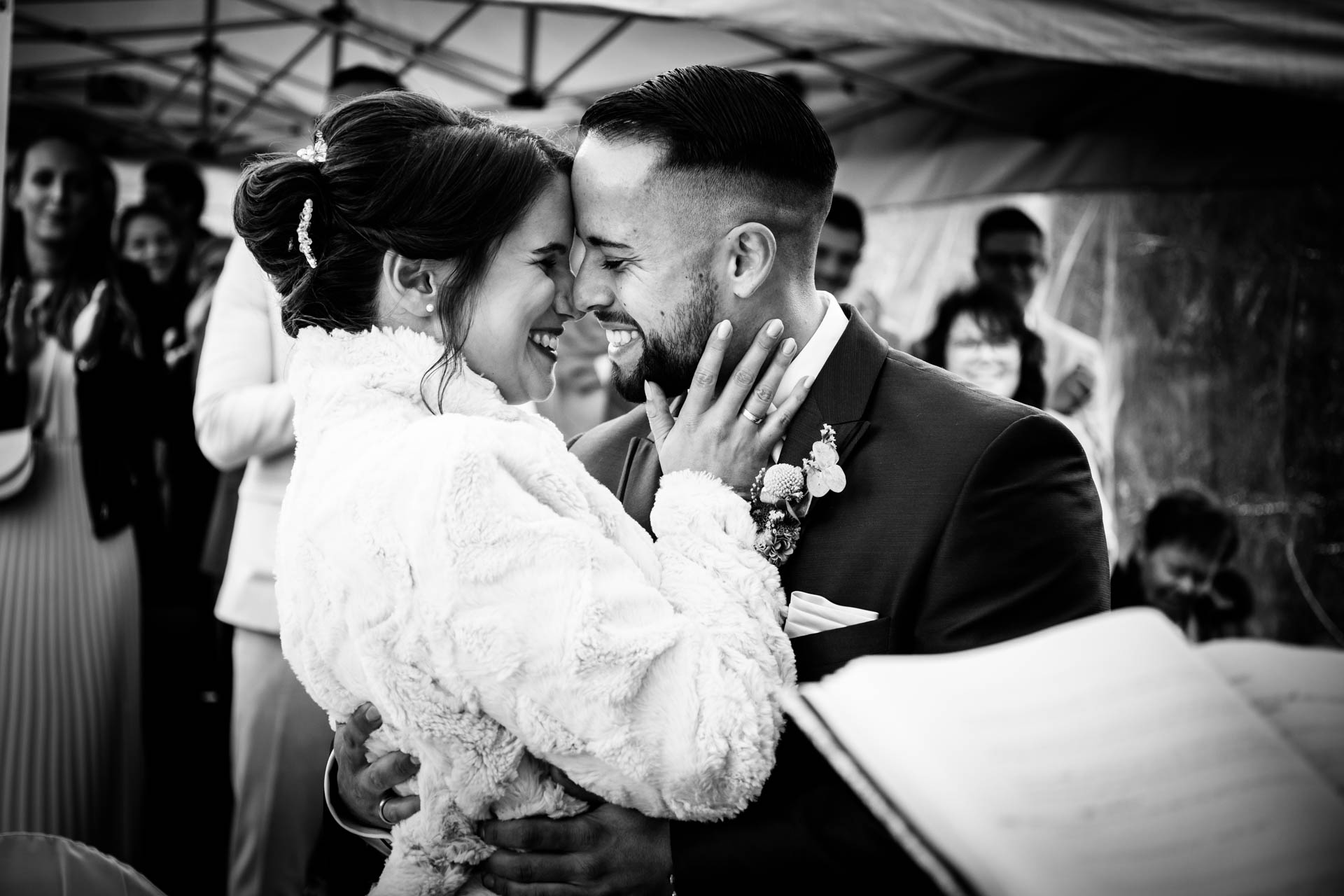 Kuss des Brautpaares festgehalten vom Hochzeitsfotografen aus Hannover