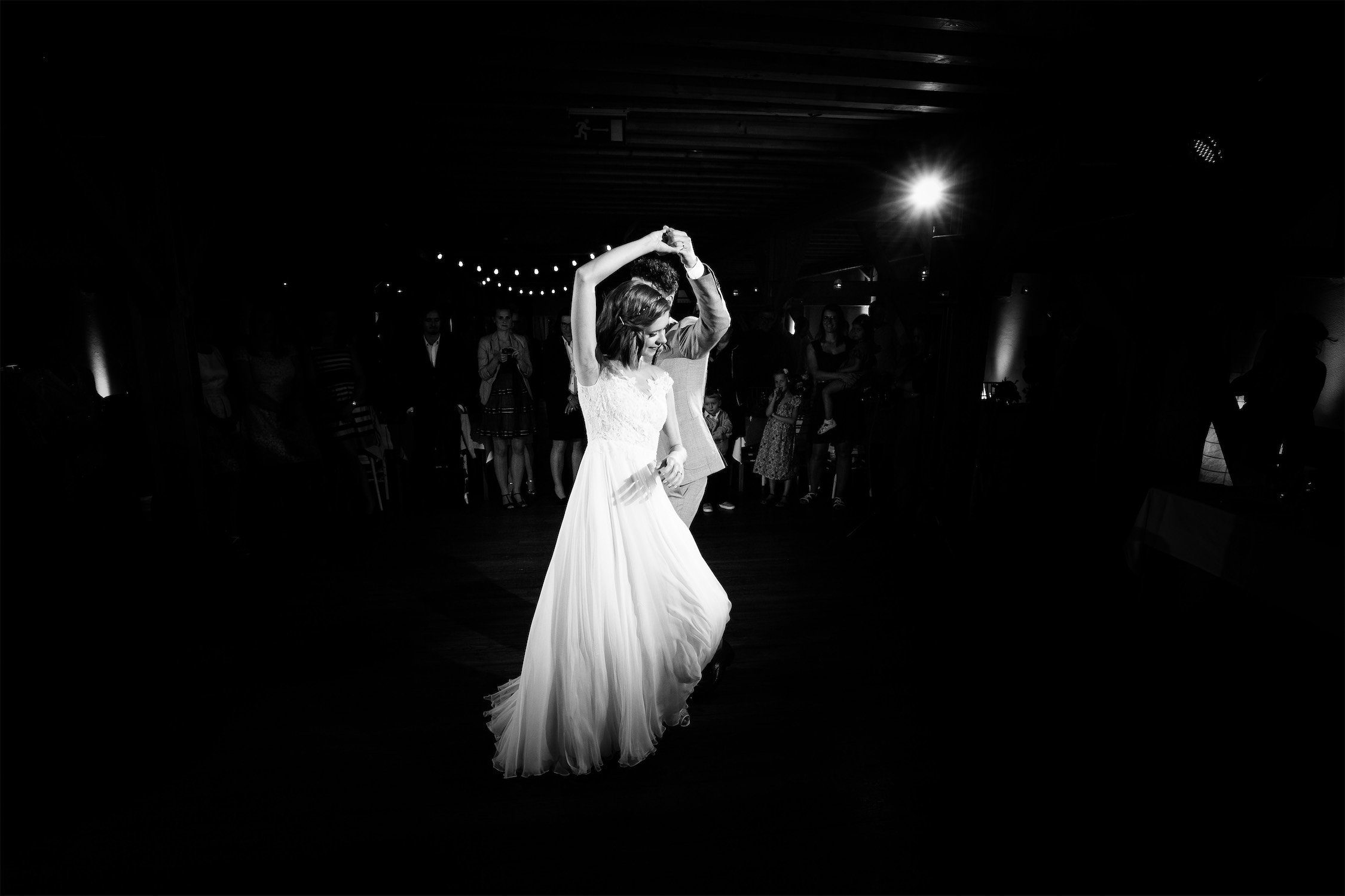 Hochzeitsfotograf Walsrode hält den Eröffnungstanz in Bildern fest