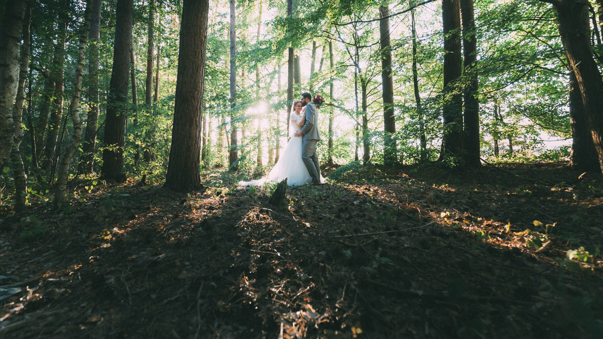 Ein Foto vom Hochzeitspaar im Wald, aufgenommen vom Hochzeitsfotografen in Walsrode