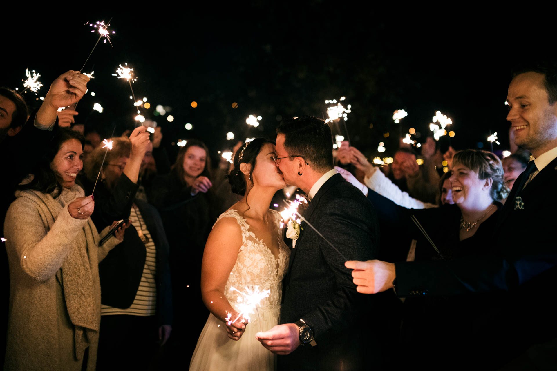 Hochzeitsfotograf Walsrode. Das Brautpaar mit Wunderkerzen bei Nacht